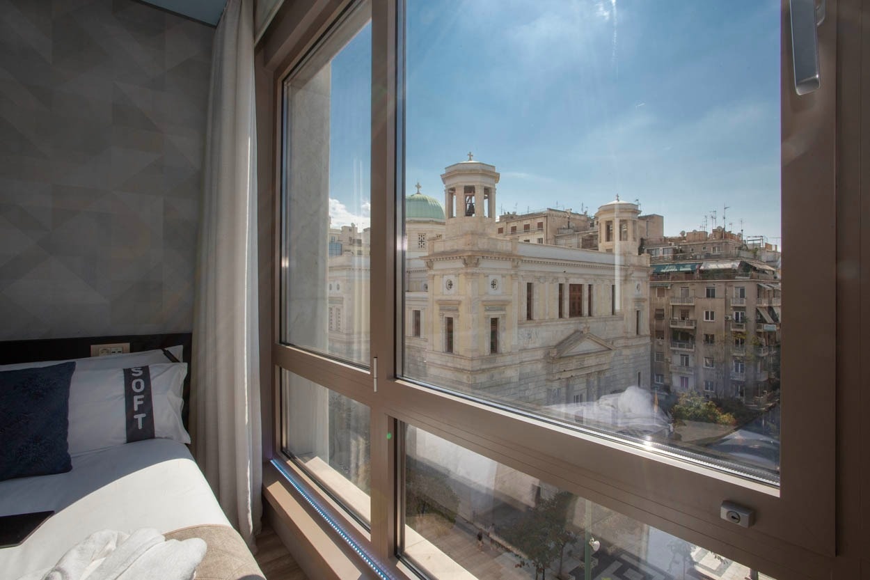 Moderne Zimmer mit Stadtblick im Casual Kubic Athens - Smart Hotel im Zentrum von Athen. Perfekt für Entspannung und Sightseeing.