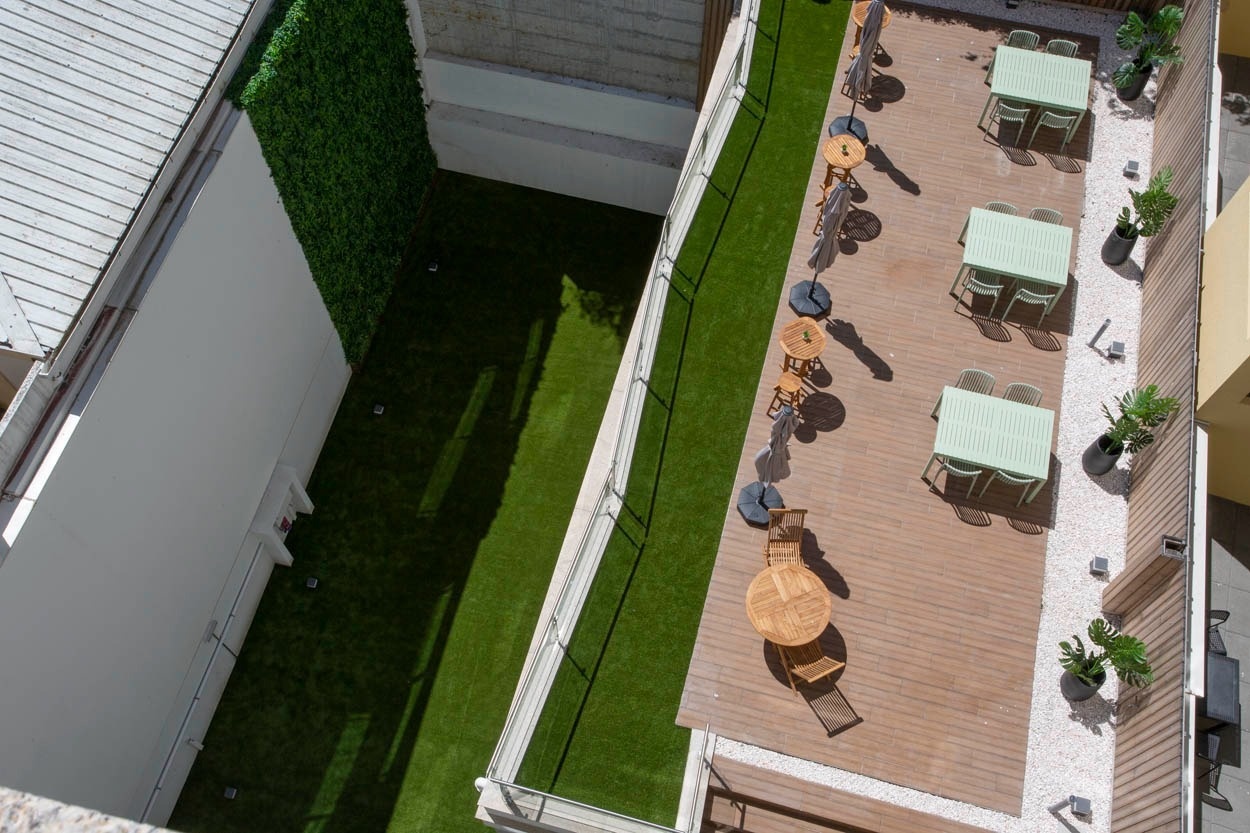 Terrazza con tavoli e sedie del Casual Raízes Porto - Boutique hotel vicino a Santa Catarina | Casual Hoteles