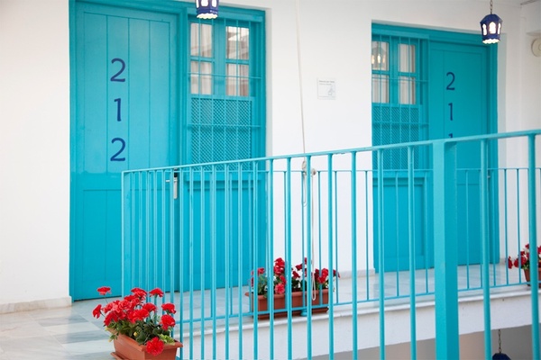 een blauwe deur met de nummers 211 en 212 erop