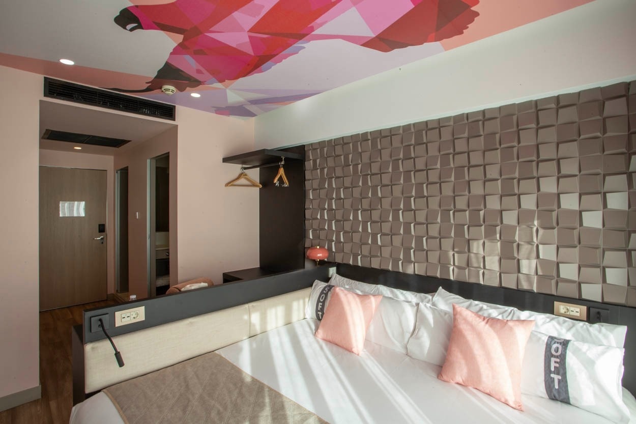Modernes Zimmer im Casual Kubic Athens: Akzentwand, Kunstdecke, bequemes Bett.