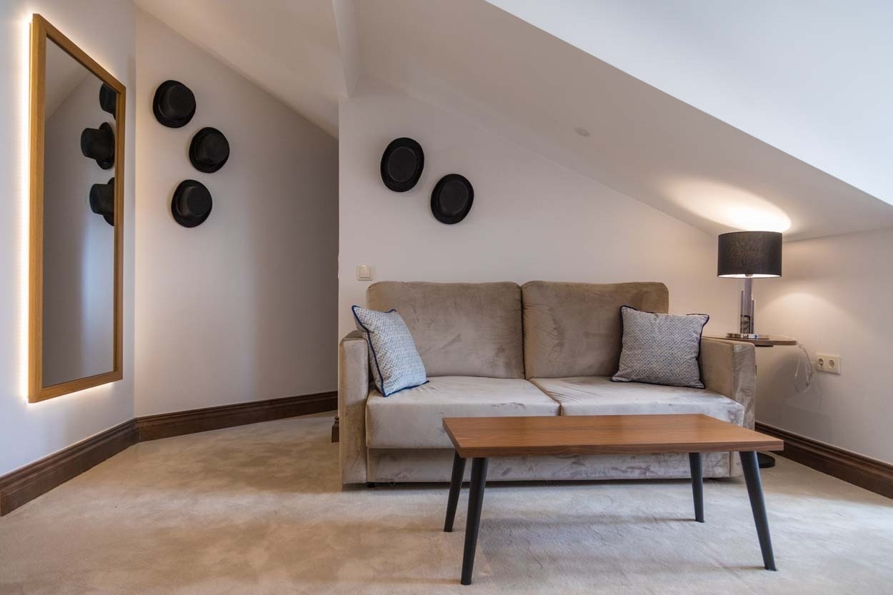 Gemütliches Wohnzimmer mit Sofa und Couchtisch, inspiriert vom Casual Belle Époque - Boutique-Hotel im Zentrum von Lissabon | Casual Hoteles.
