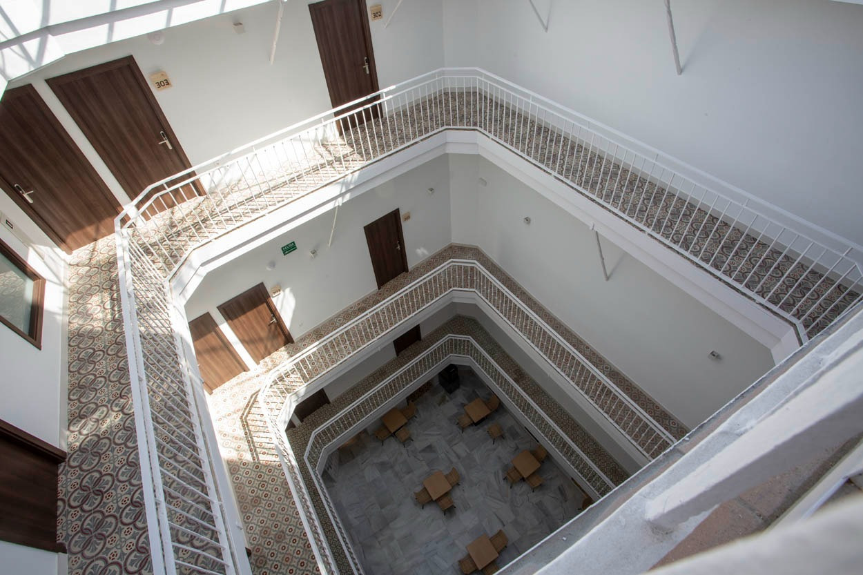 Innenhof des Casual con Duende Cádiz mit Balkonen, Türen und Tischen