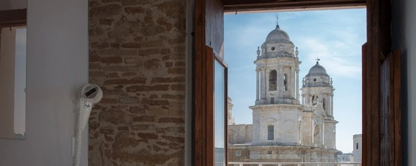 una vista de una catedral a través de una ventana