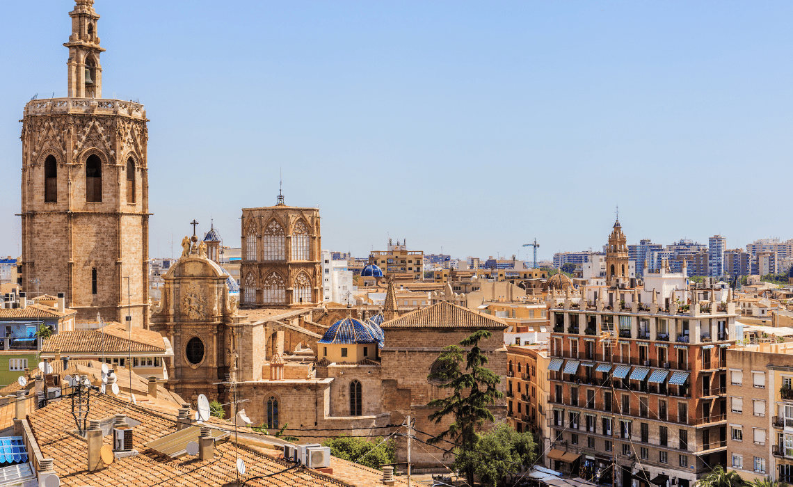Viajar solo a Florencia: guía segura y zonas clave | Casual: vistas de la ciudad de Valencia y su campanario histórico.