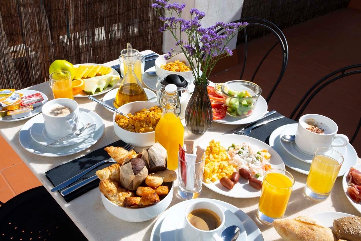 Stellen Sie sich ein reichhaltiges Frühstück vor, mit duftendem Kaffee, frischem Obst, Gebäck und Säften – ein perfekter Start in den Tag im Casual de las Letras Sevilla.