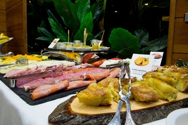 a buffet with a sign that says tortilla española