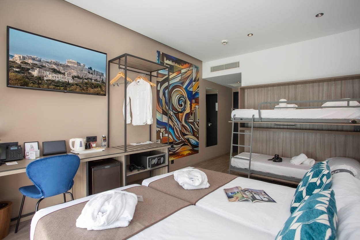 Gemütliches Hotelzimmer mit Etagenbetten im Casual Kubic Athens Hotel, ideal für Familien. | Casual Hoteles
