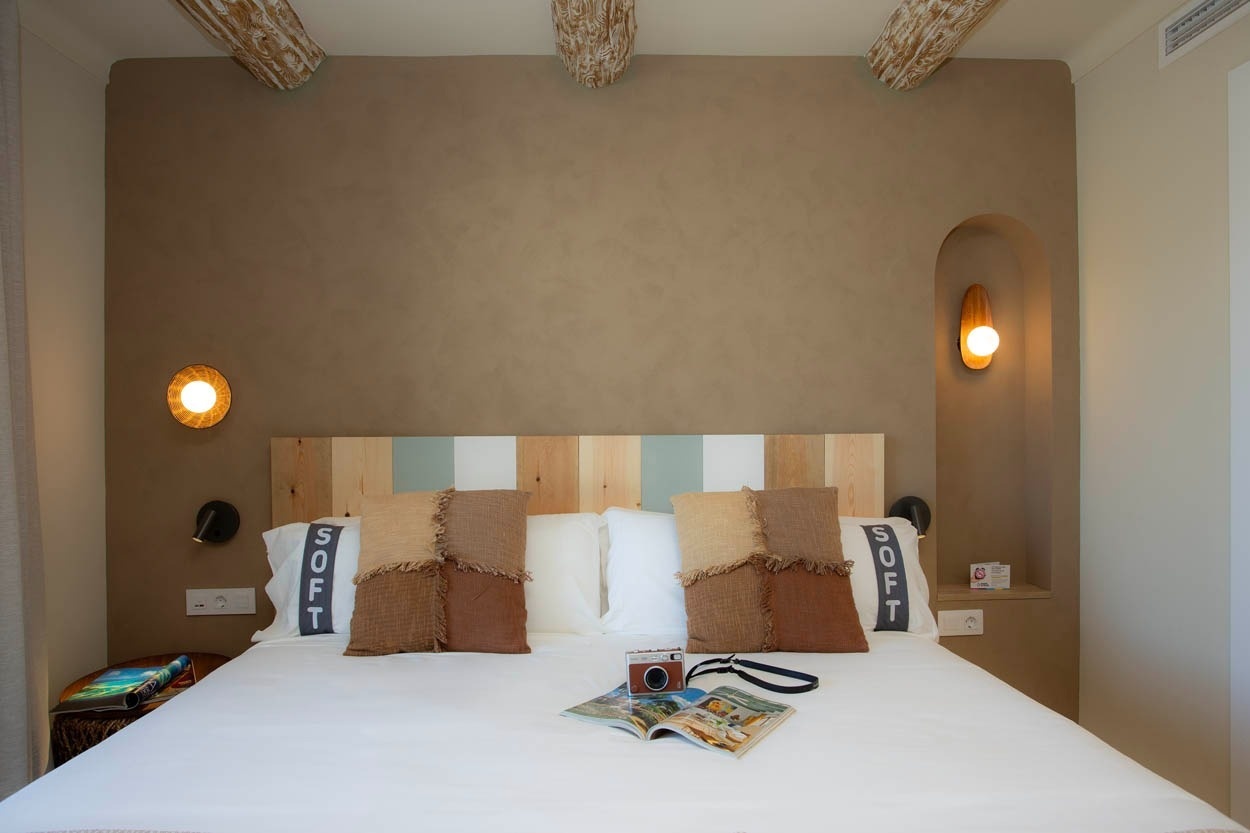 Chambre confortable Casual Bahía Ibiza : lit douillet, décor naturel, ambiance relaxante. Casual Hoteles.
