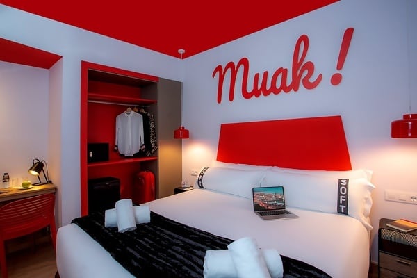 une chambre d' hôtel avec un lit et un ordinateur portable sur le lit