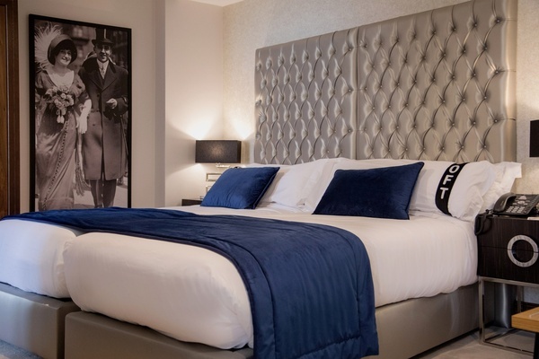 una habitación de hotel con dos camas y un teléfono