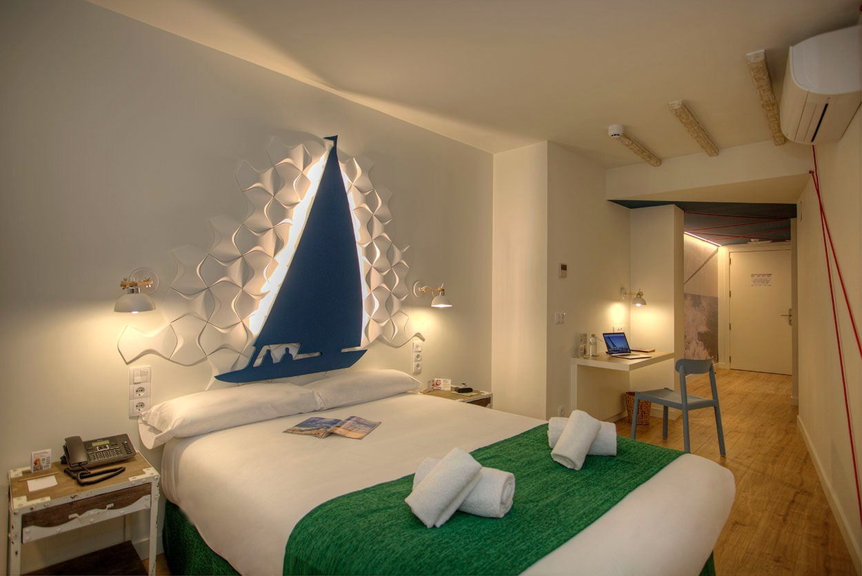 Modernes Hotelzimmer mit Schiffsdekoration – Casual de las Olas San Sebastián