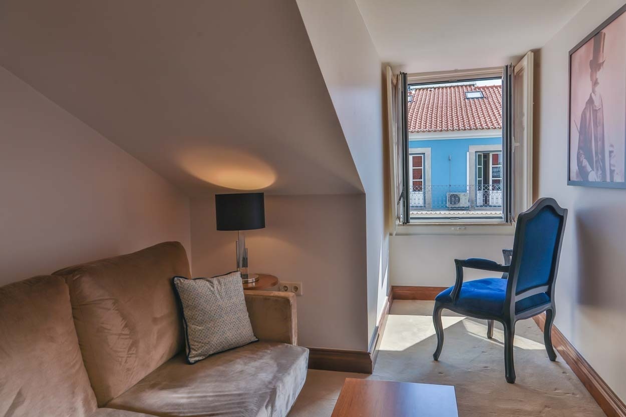 Komfortable Lounge mit Sofa & Sessel, Blick auf Lissabons Altstadt – Casual Belle Époque