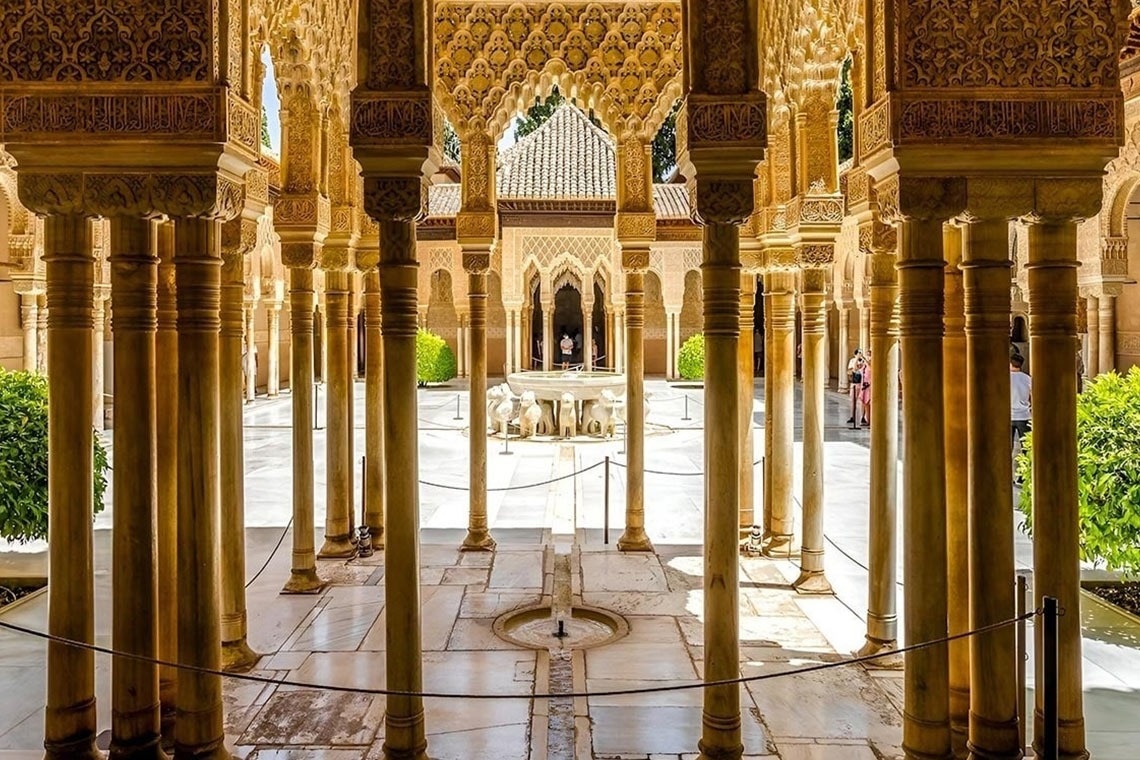 una habitación llena de columnas y arcos en una mezquita