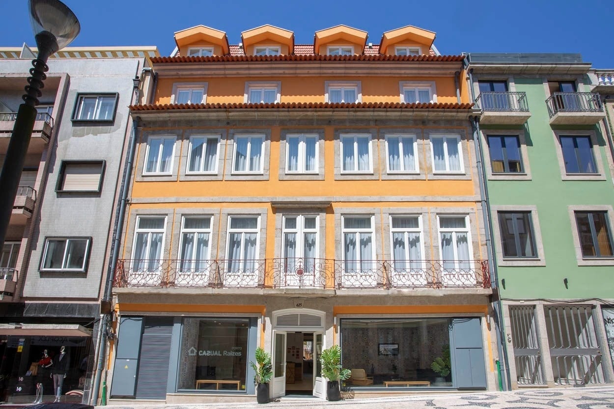 Hotel Boutique Casual Raízes Porto: Affacciato su una strada storica, vicino a Santa Catarina. Casual Hoteles.