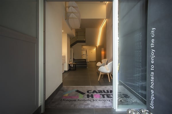 a entrada de um hotel com um tapete que diz cazui hotel