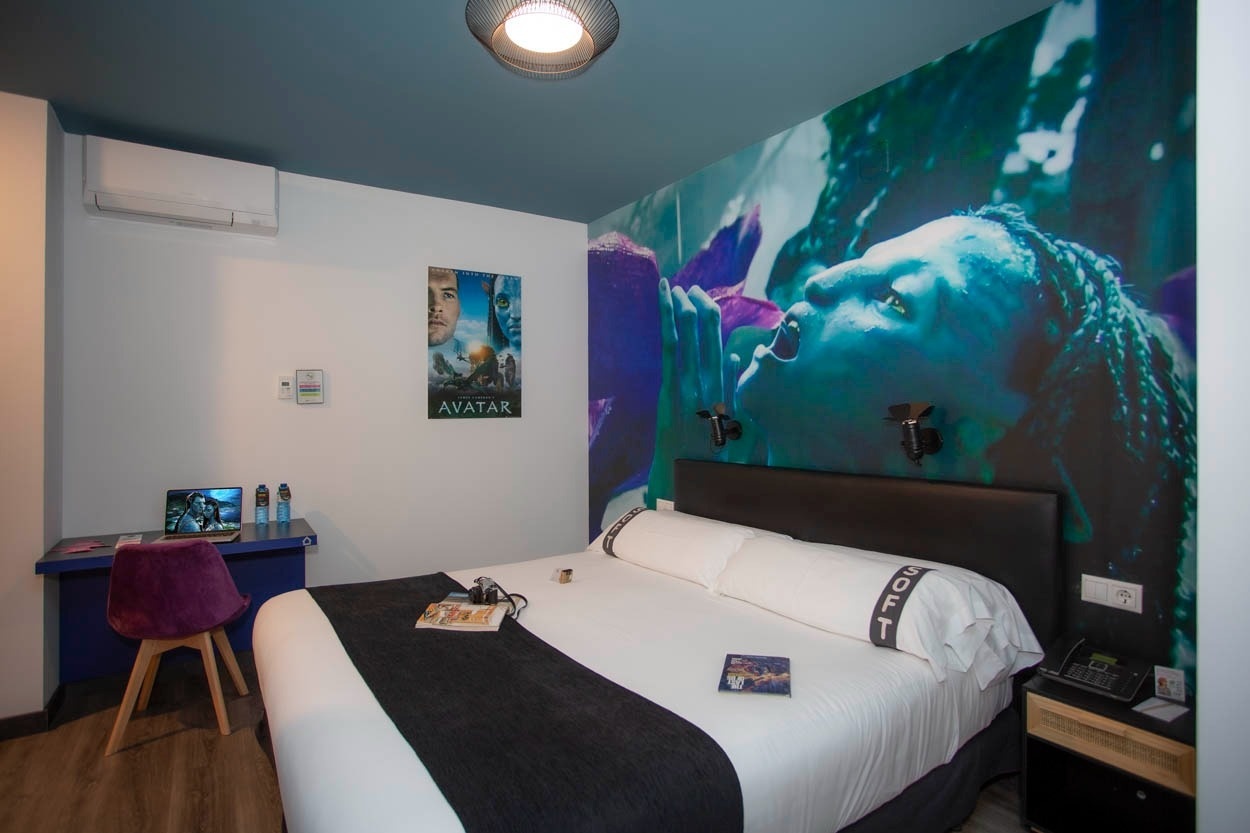 Zimmer im Casual del Cine Valencia: Themenhotel mit Avatar-Motto in Valencia, Spanien.
