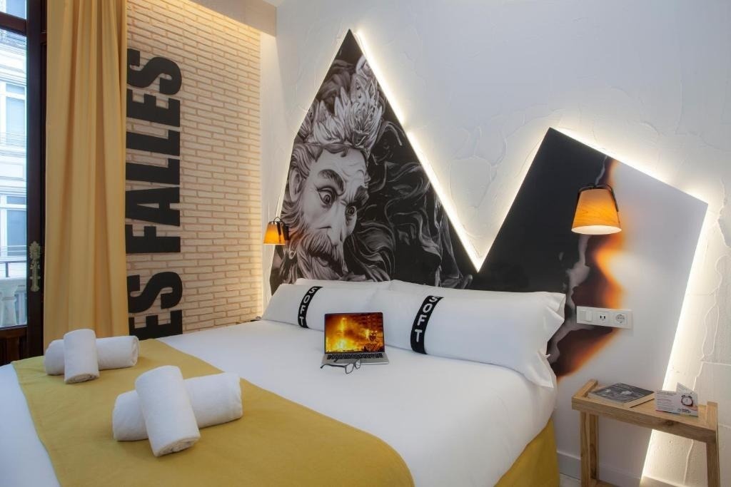 una camera d' albergo con un letto e un computer portatile su di esso