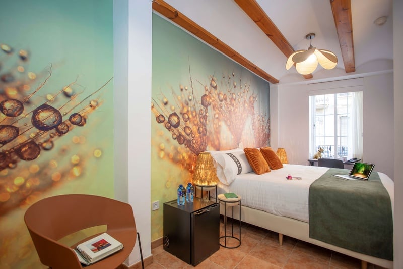 een slaapkamer met een bed en een schilderij op de muur