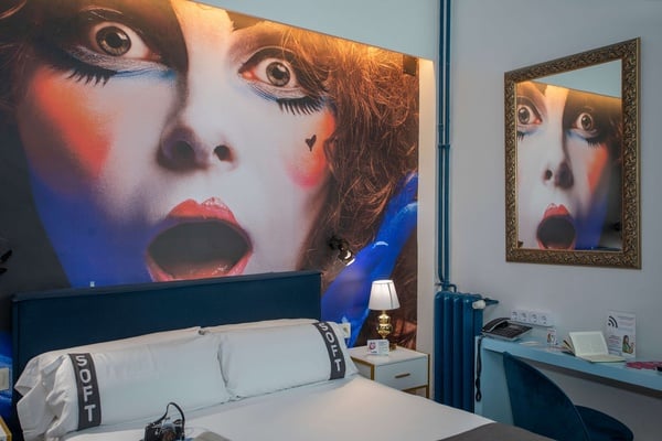 een bed met een kussen met de letters soft erop