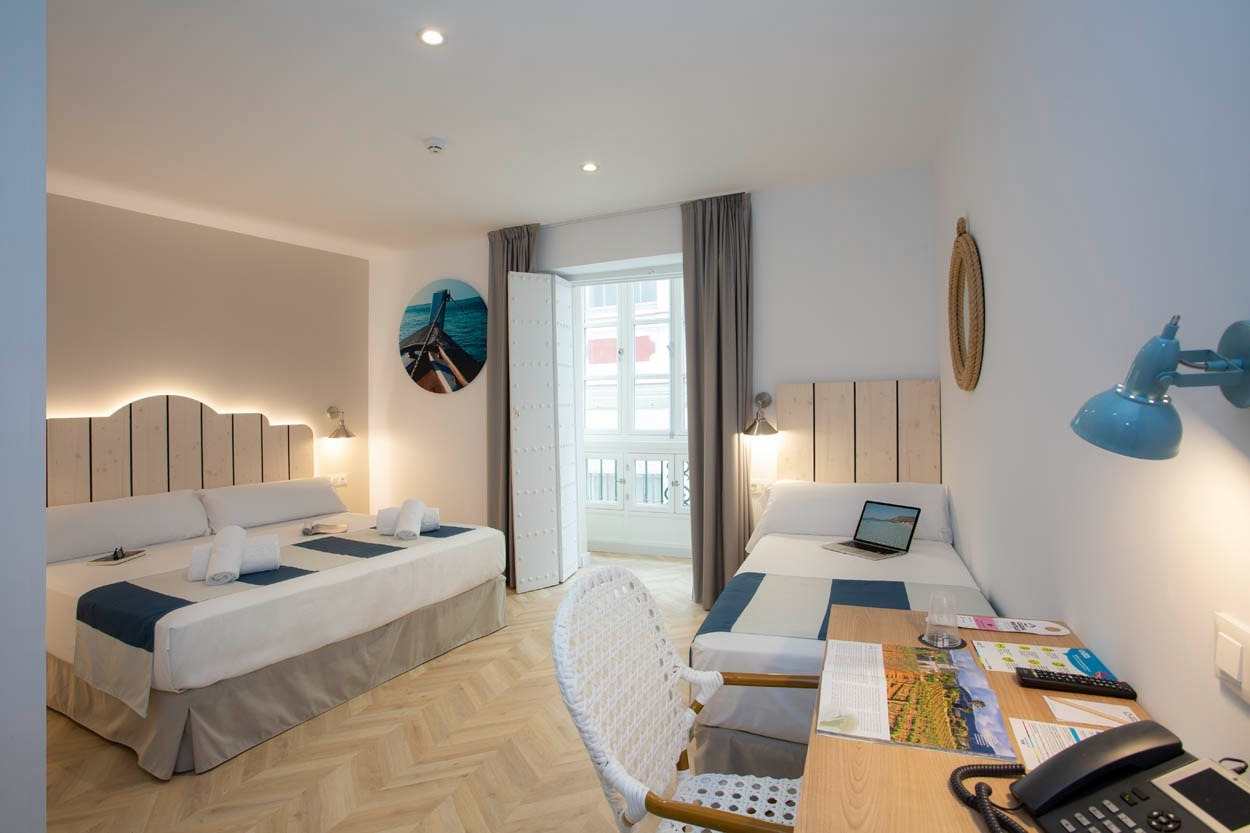 Modernes Hotelzimmer mit zwei Betten, Schreibtisch & Meerblick. Casual con Duende Cádiz