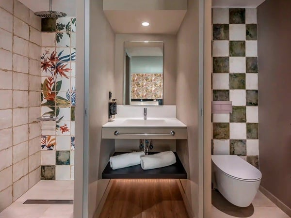 een badkamer met een toilet en een wastafel