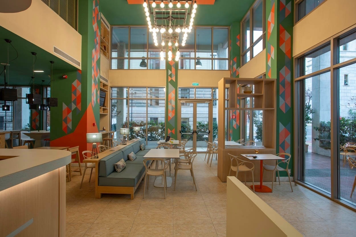 Modernes Hotelinterieur im Casual Kubic Athens: Gemütliche Sitzbereiche & stilvolle Beleuchtung.