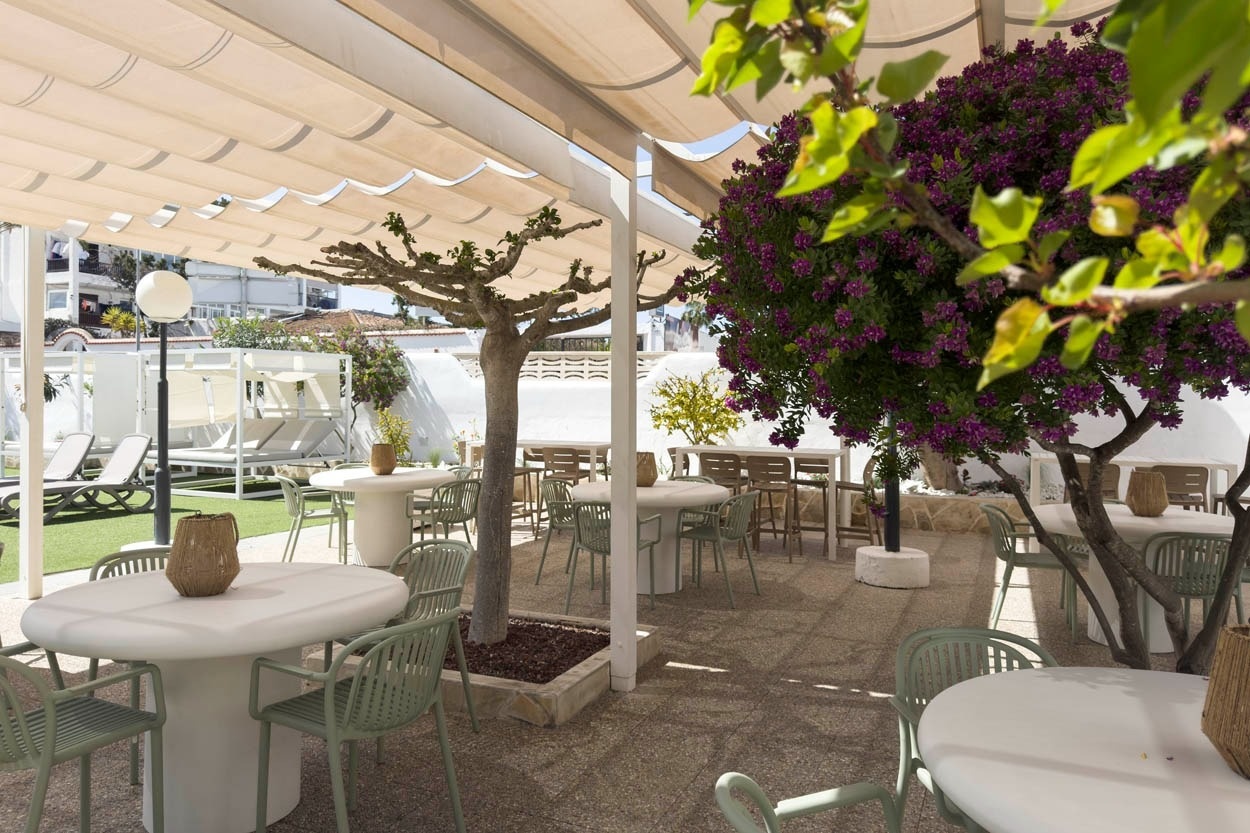 Profitez de l'extérieur de Casual Bahía Ibiza, hôtel près de la plage à Ibiza. Ambiance décontractée.