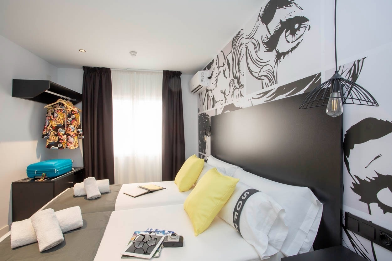 Modernes Doppelzimmer im Casual Pop Art Benidorm – Hotel im Pop-Art-Stil in Benidorm. Mit Kunstwerken & bequemen Betten.