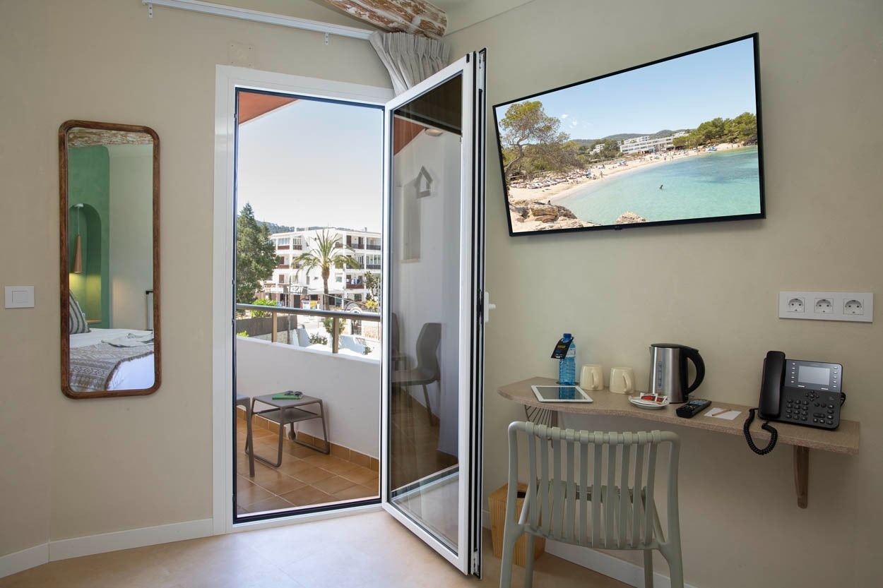 Chambre Casual Bahía Ibiza : vue sur la plage, balcon, TV, bureau avec bouilloire, téléphone, à deux pas de la plage.