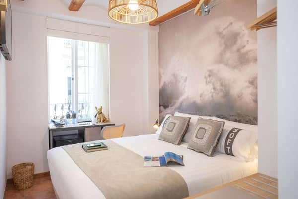una habitación pequeña con una cama y un escritorio