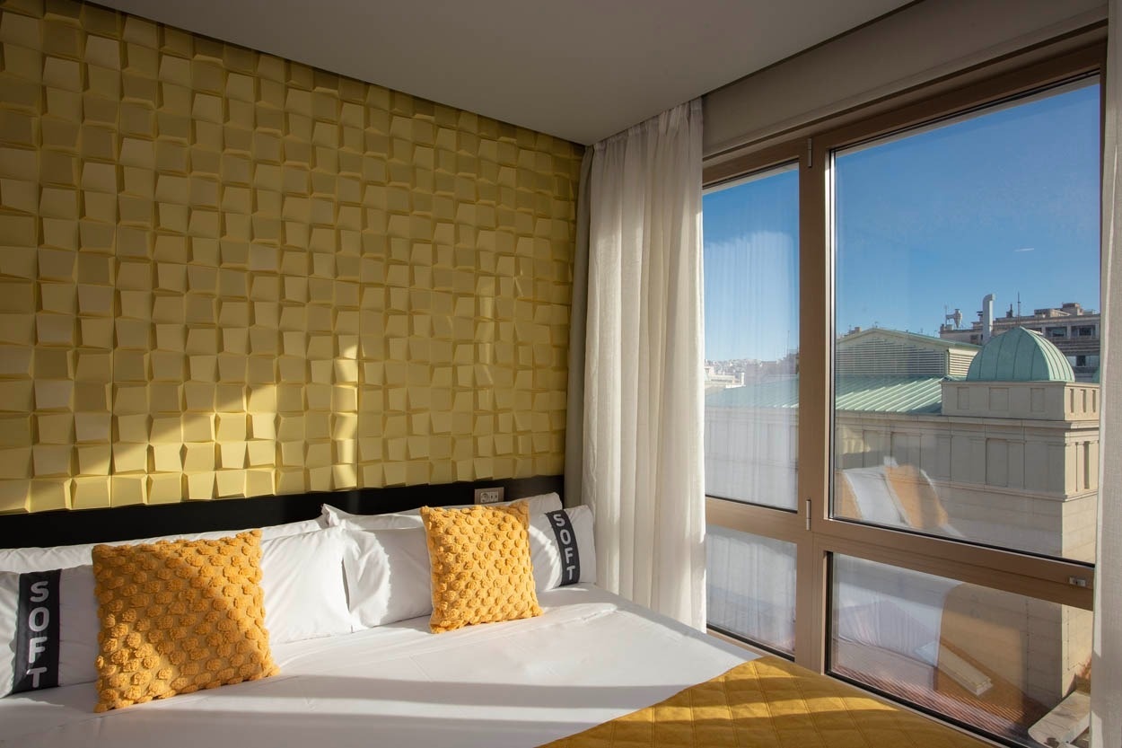 Hotelzimmer mit stilvoller goldener Wand, Fenster mit Blick auf Athen, Casual Kubic Athens.