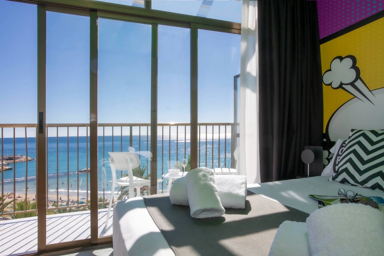 Moderne Hotelzimmer mit Meerblick, lässiger Pop-Art-Stil in Benidorm