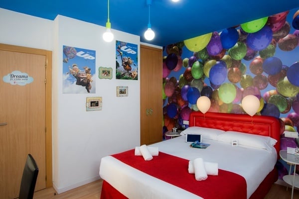 una habitación decorada con globos y un cartel que dice 