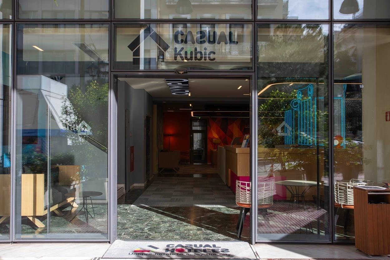 Eingangsbereich Casual Kubic Athens - Smart Hotel im Zentrum von Athen. Moderne Lobby mit Rezeption und Sitzgelegenheiten. Casual Hoteles.
