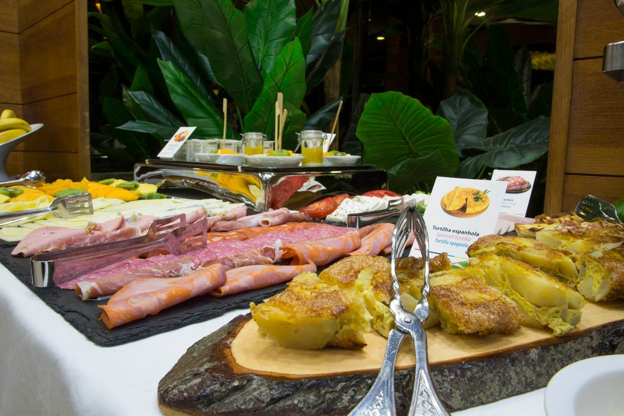 Opulentes Buffet im Casual Inca Porto: frische Früchte, Aufschnitt und Tortilla española – perfekt für Ihren Aufenthalt.
