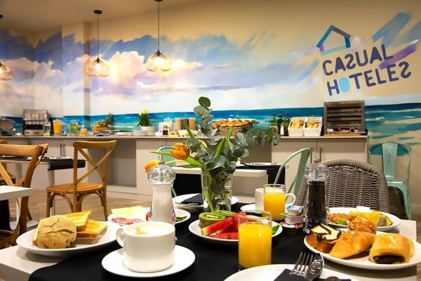 una mesa llena de platos de comida y bebidas en un restaurante casual hotel