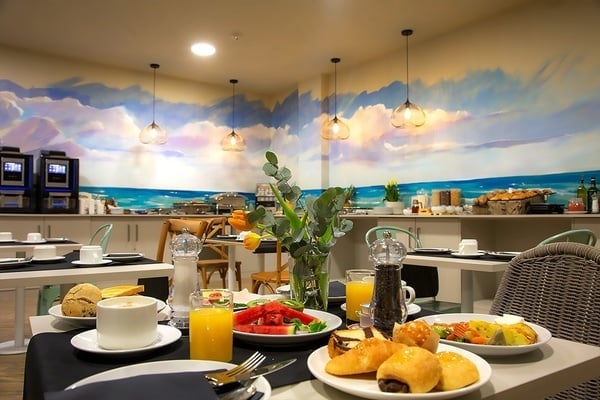 una mesa con platos de comida y bebidas en un restaurante