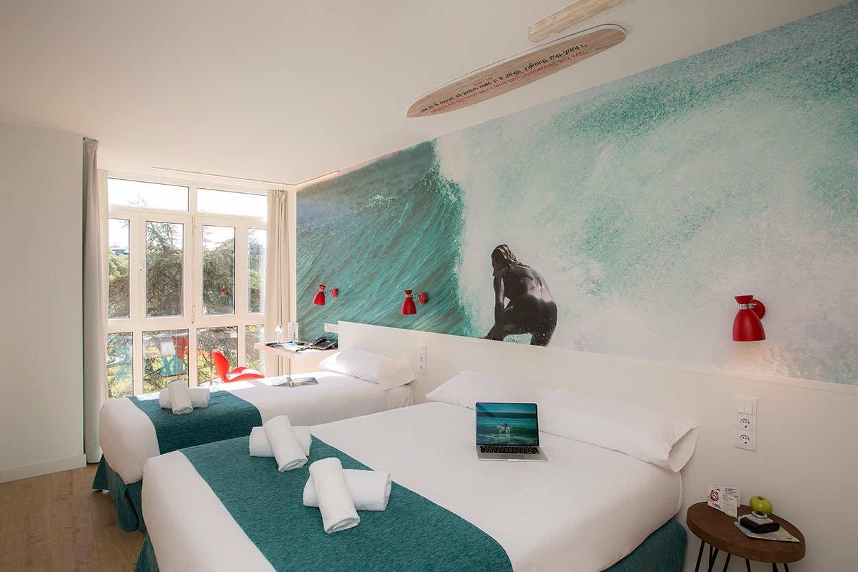 Gemütliches Hotelzimmer mit Surf-Thema im Casual de las Olas San Sebastián | Casual Hoteles
