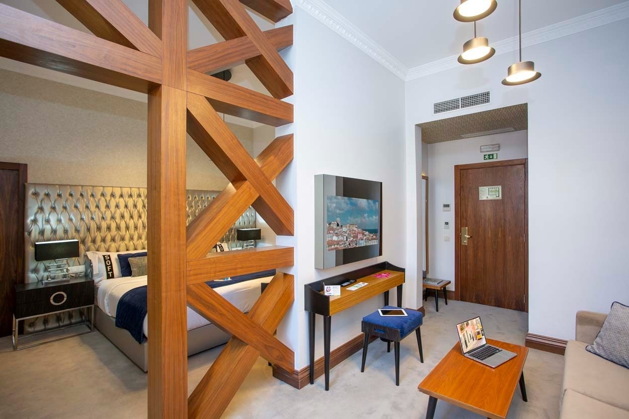 Stilvolles Zimmer mit Holzakzenten im Casual Belle Époque - Boutique-Hotel in Lissabon.