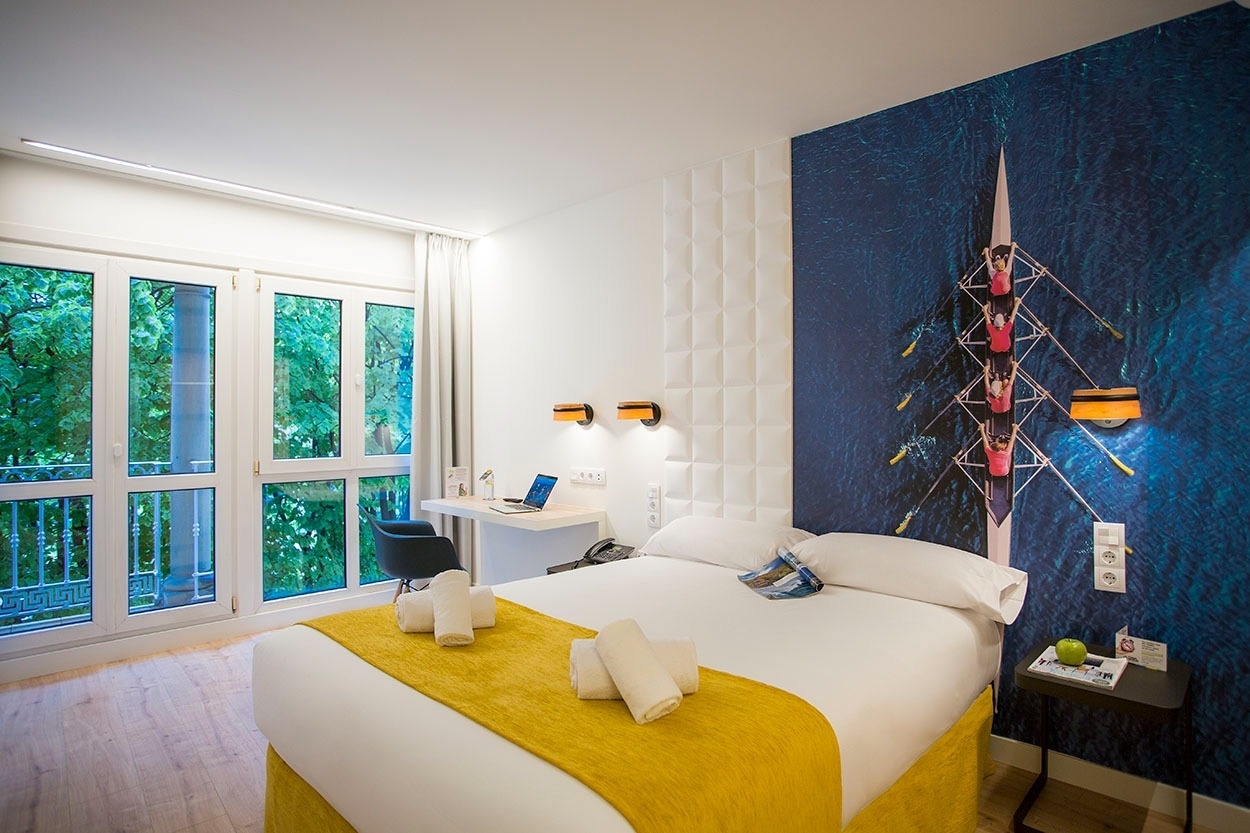 Gemütliches Hotelzimmer mit Wassersport-Motiv im Casual de las Olas San Sebastián - Themenhotel.