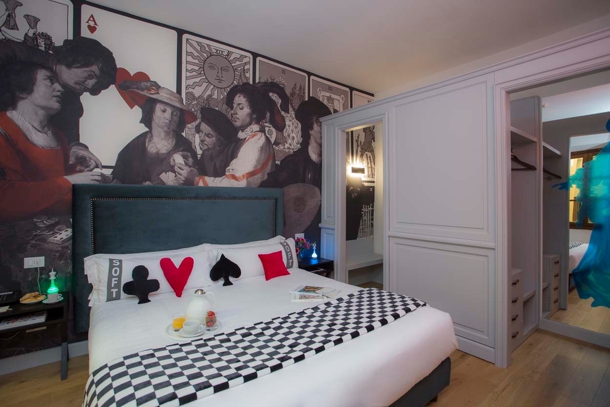 Gemütliches Zimmer im Casual Rinascimento Firenze mit Tarot-Mural & herzförmigen Kissen.