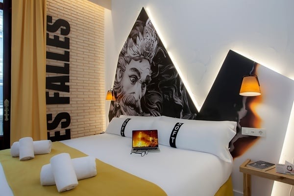 una habitación de hotel con una cama y una computadora portátil