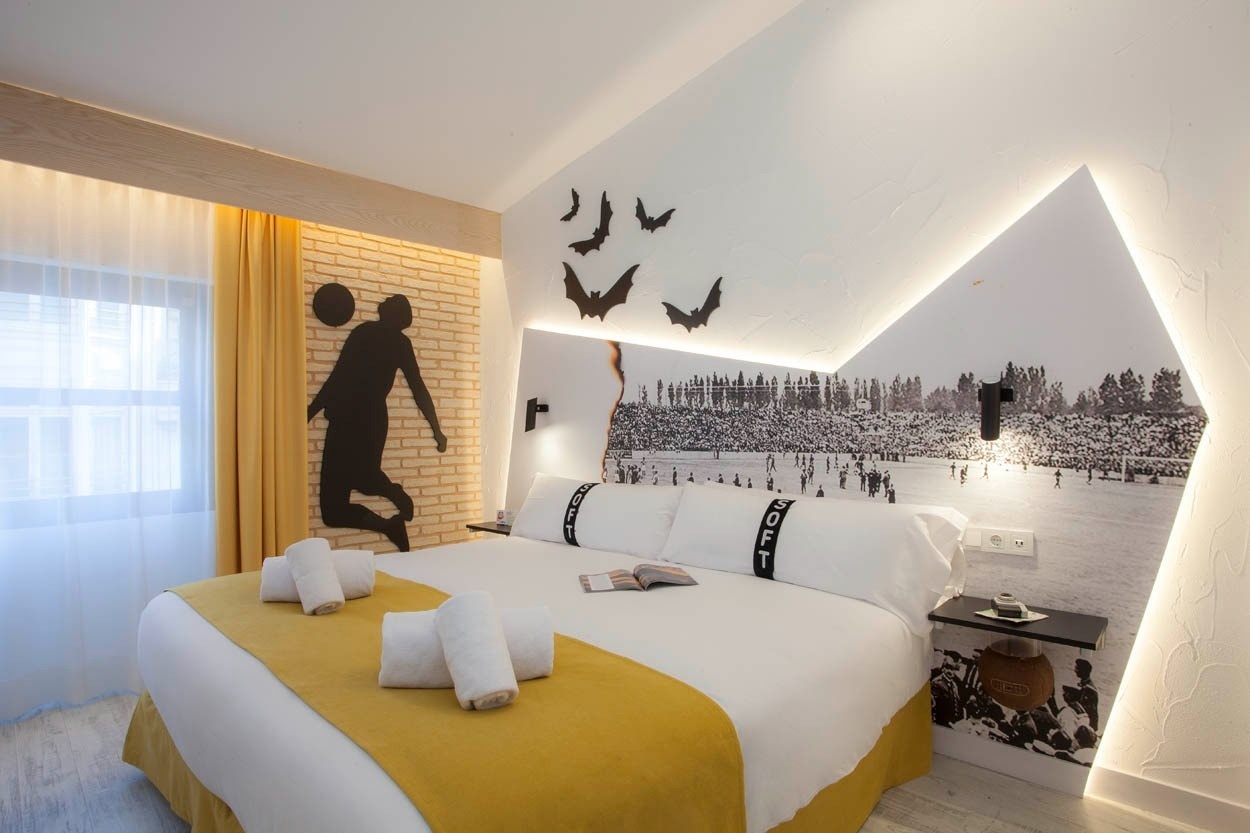 Habitación temática de fútbol Casual Socarrat Valencia: cama, mural y murciélagos.
