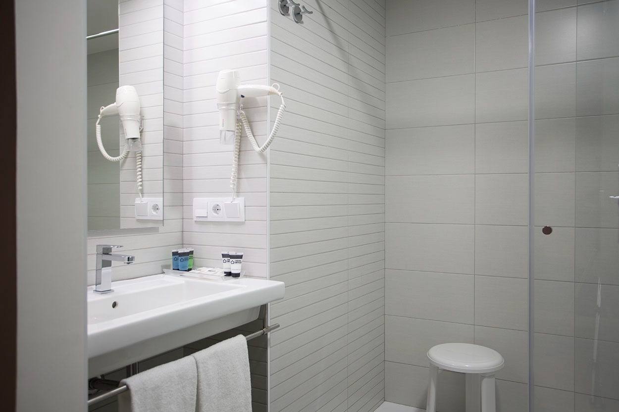 Modernes Badezimmer im Casual de las Olas San Sebastián mit Dusche und Waschbecken.