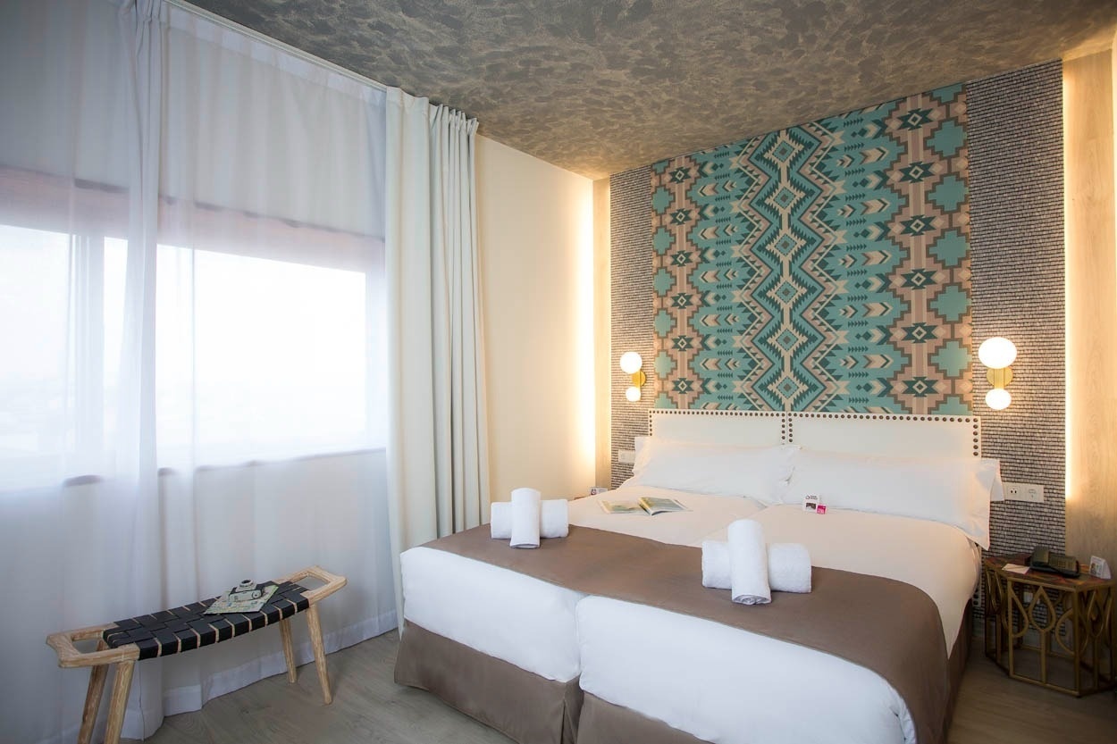 Gemütliches Zimmer im Casual Inca Porto – stilvolles Hotel mit aztekischem Design und bequemen Betten.
