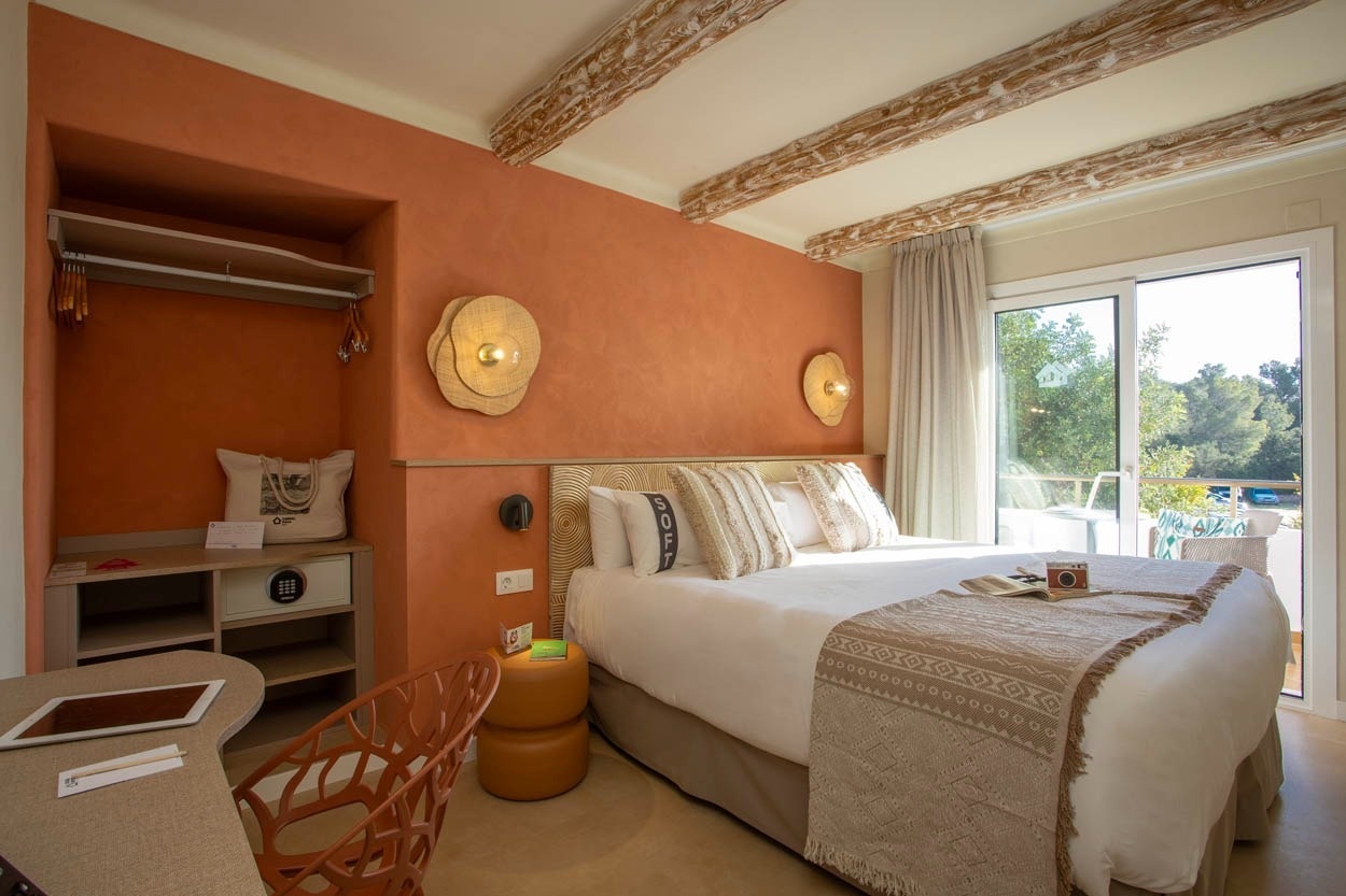 Chambre cosy à Casual Bahía Ibiza : lit douillet, vue jardin, ambiance décontractée.