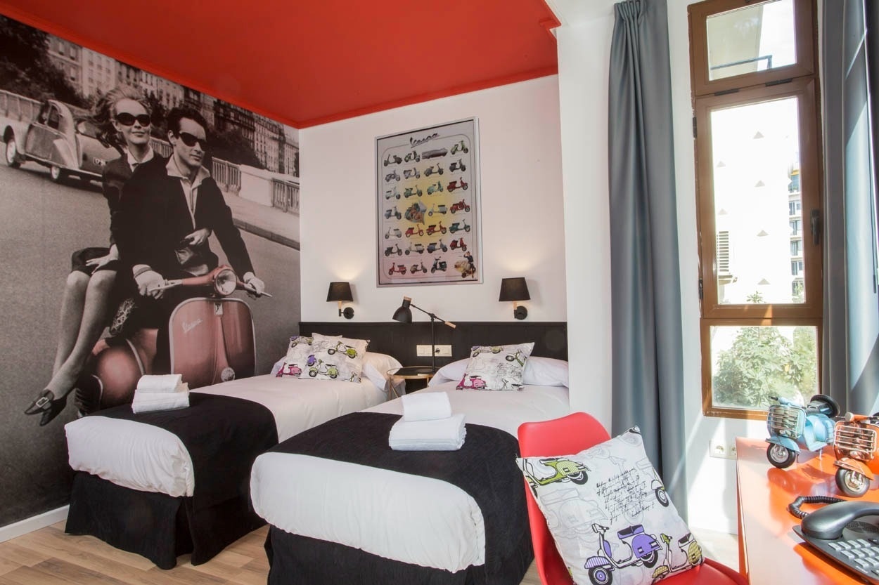 Habitación temática de Vespa para una estancia Casual Vintage Valencia - Hotel céntrico junto al Ayuntamiento.