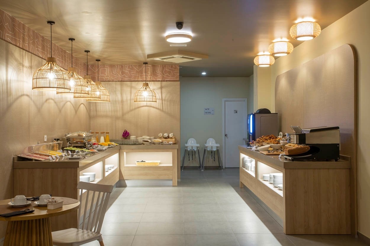 Petit-déjeuner buffet à Casual Bahía Ibiza - Hôtel près de la plage à Ibiza. Variété de plats frais et boissons.