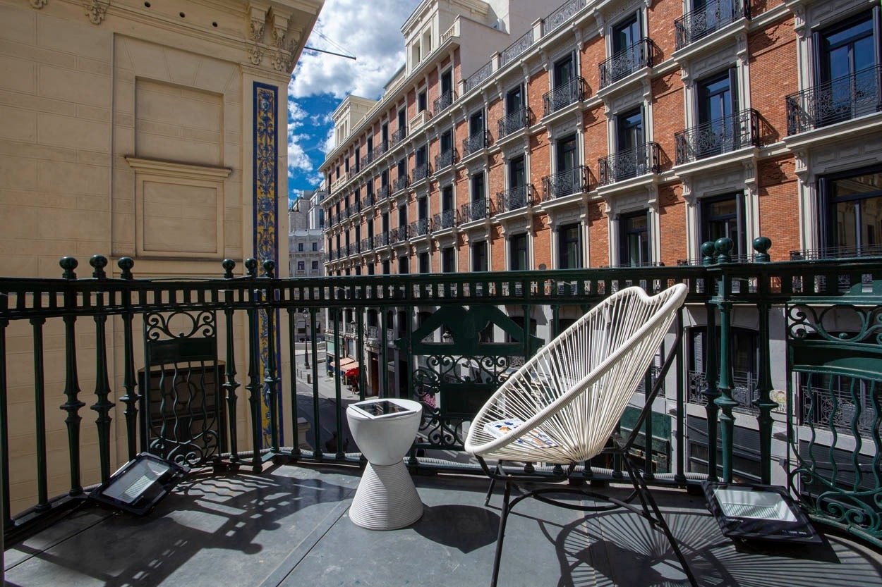 Balkon mit Stuhl und Tisch im Casual del Teatro Madrid - Boutique-Hotel