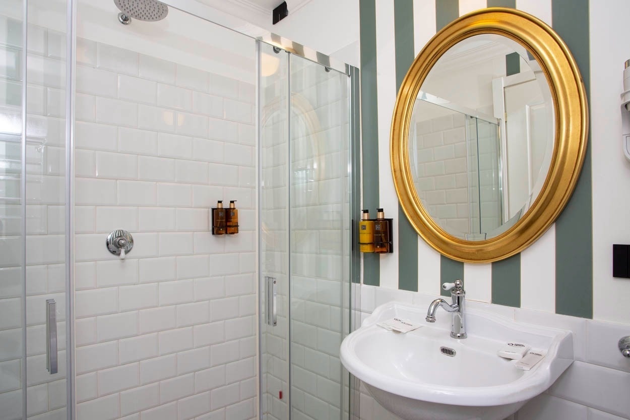 Modernes Badezimmer mit Duschkabine und Waschtisch im Casual Eclettico Milano - Hotel Mailand.